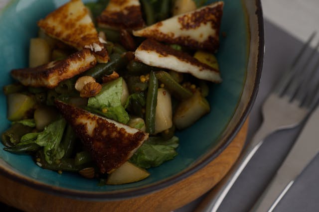 halloumi and green beans in a bowl